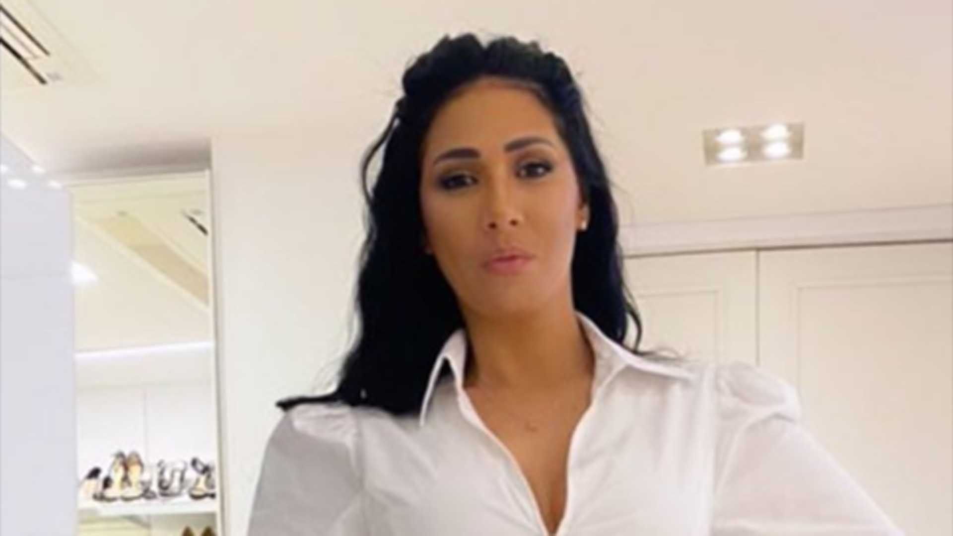 Simaria deixa a cinturinha à mostra em look estiloso