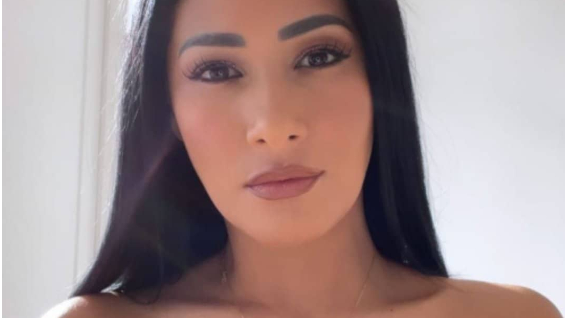 Sem sutiã, Simaria abre a blusa e quase mostra demais em foto quente