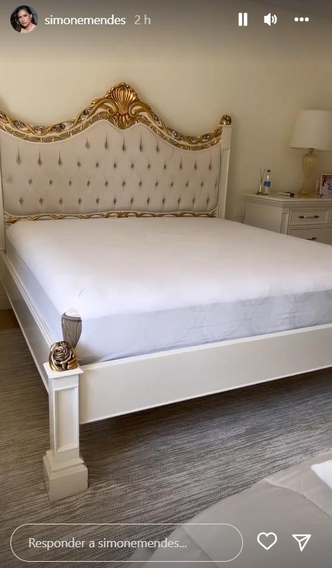 Simone mostra perrengue com o lençol de sua cama