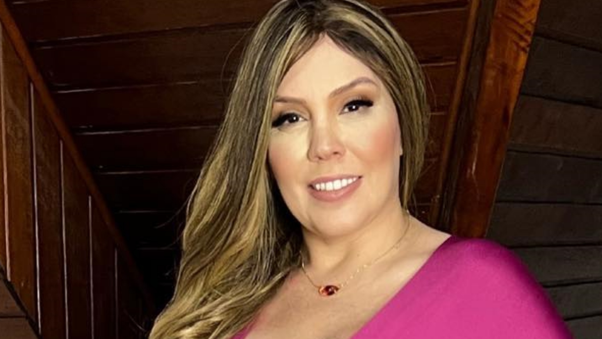 Simony aposta em vestido longo com decote ousado: “Maravilhosa”