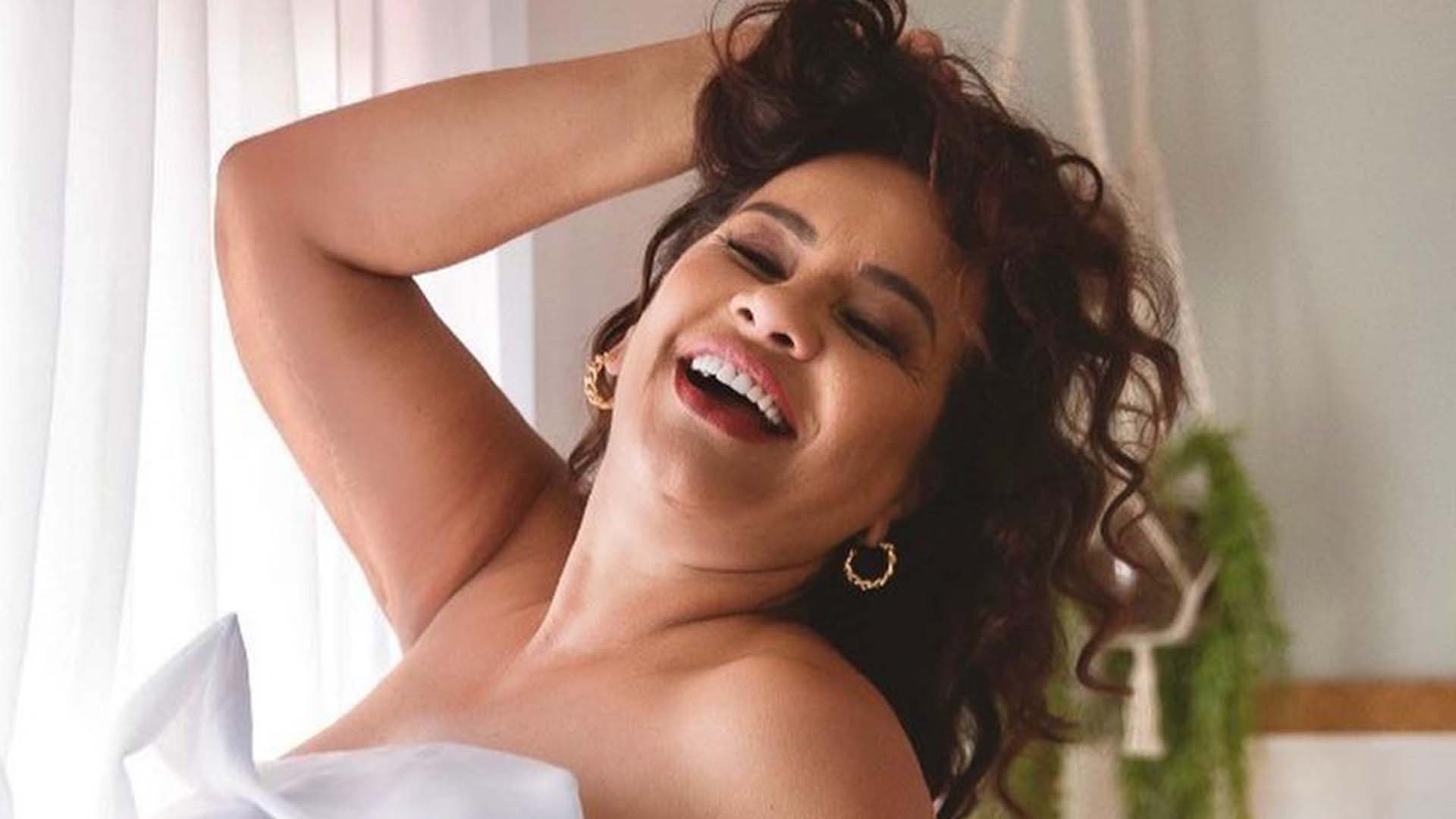 Solange Couto dispensa parte da lingerie em novo ensaio fotográfico