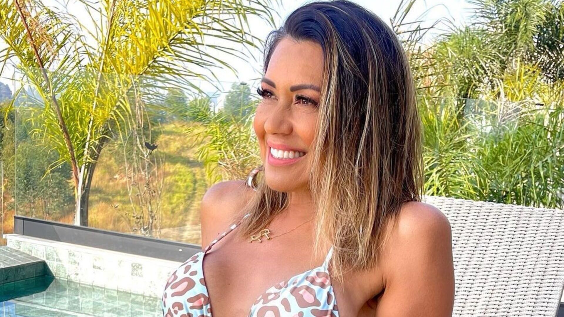 De biquíni de lacinho, Solange Frazão exibe corpaço absurdo na piscina: ”Escandalosamente linda”