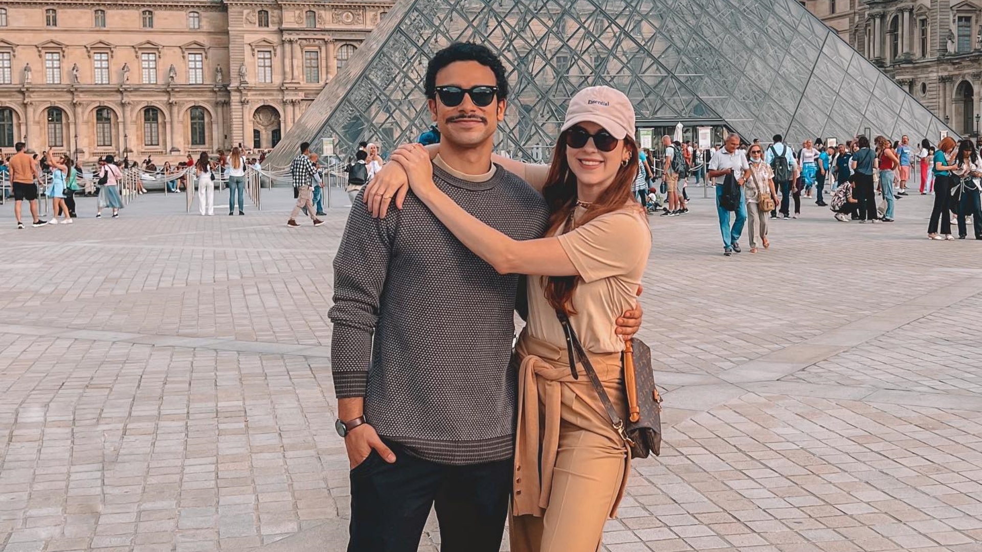 Sophia Abrahão e Sérgio Malheiros abrem álbum de fotos do passeio no Museu do Louvre