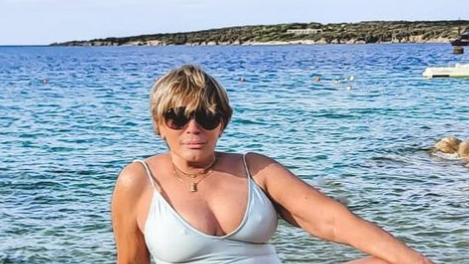 Aos 80 anos, Susana Vieira escandaliza ao surgir de maiô decotado: ”Que linda”