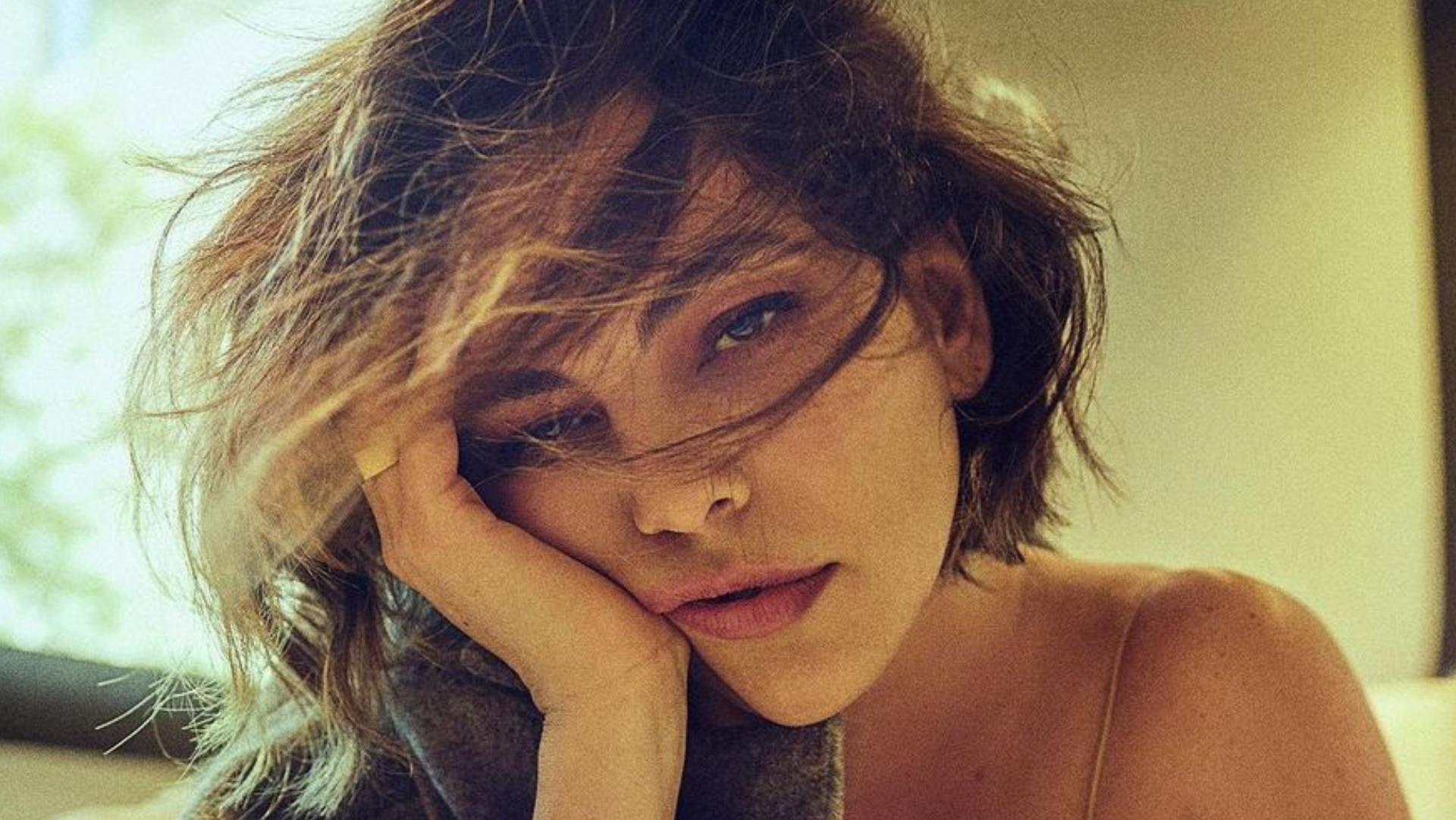 Tainá Müller esbanja beleza ao posar deitada na cama: ”Empolgação de segunda”