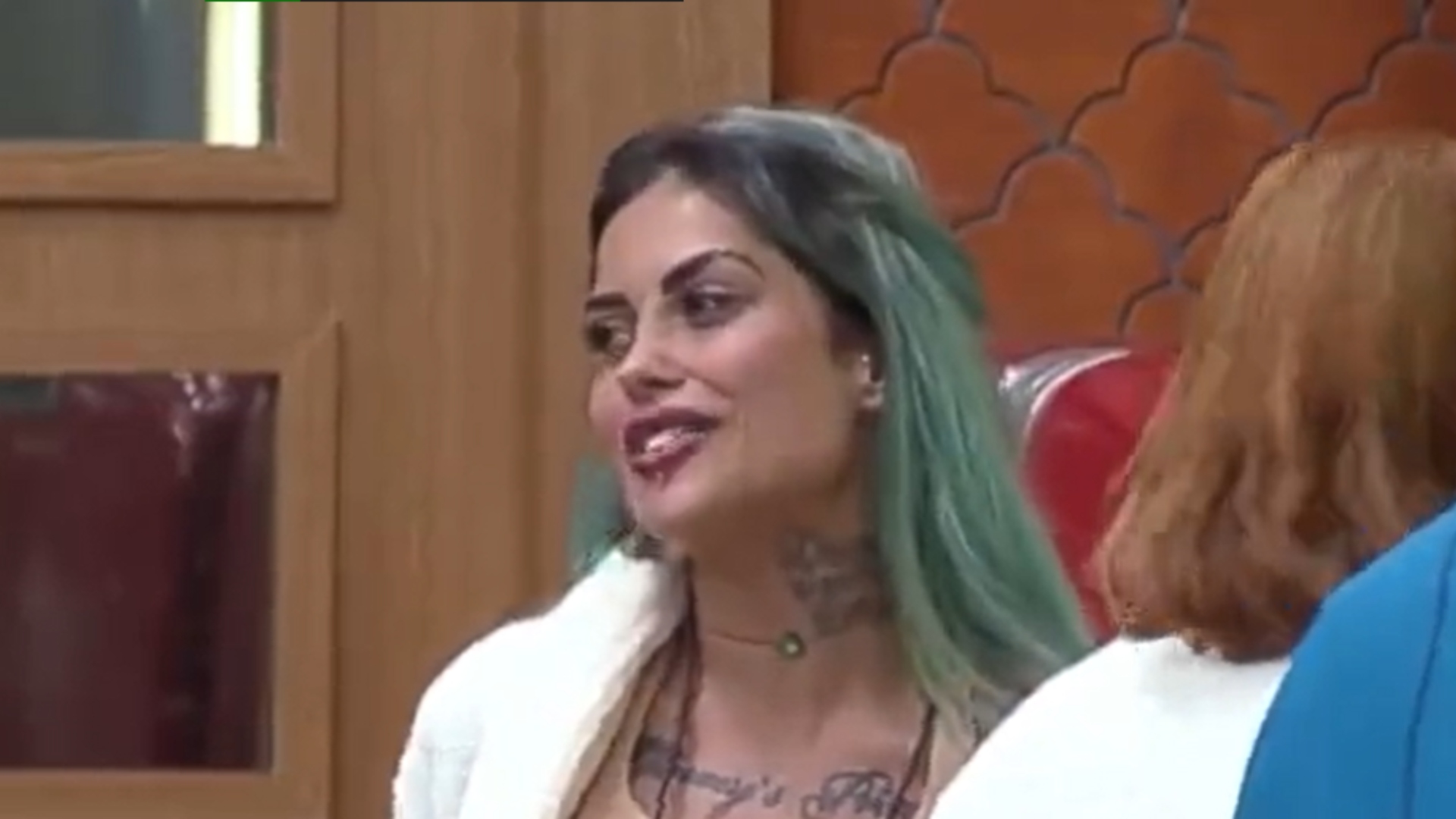 A Fazenda 14: Tati Zaqui chama atenção com suas curvas ao aparecer de biquíni no quarto