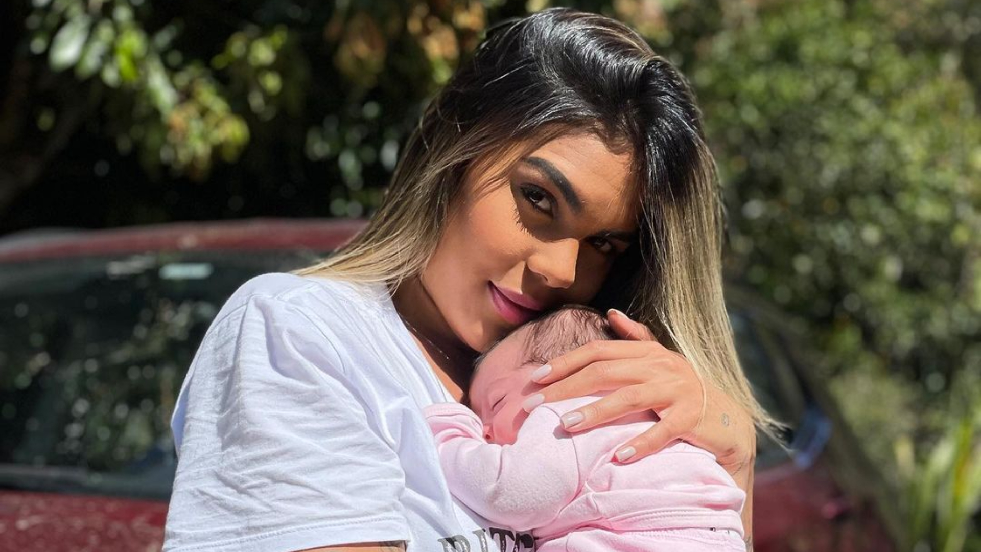 Tays Reis compartilha novas fotos do ensaio newborn da filha: ”Boneca”
