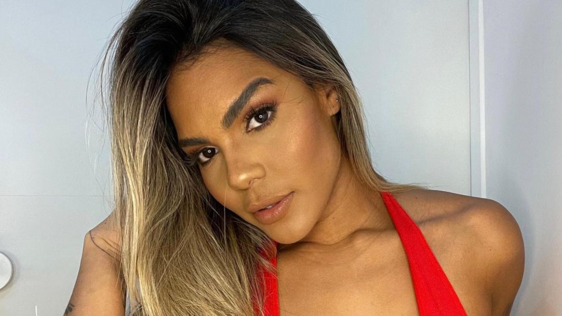 Com top vermelho decotado, Tays Reis dá show de beleza: ”Morango do nordeste”
