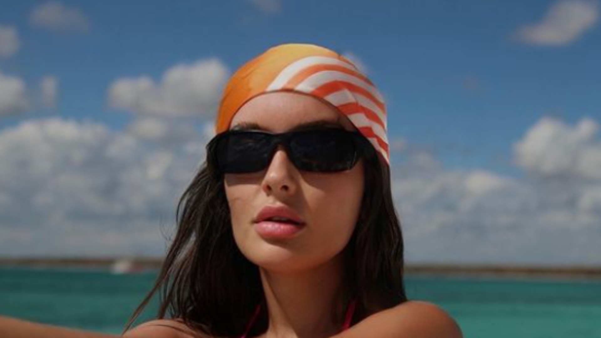 Thais Braz impressiona com corpão em foto de biquíni no barco
