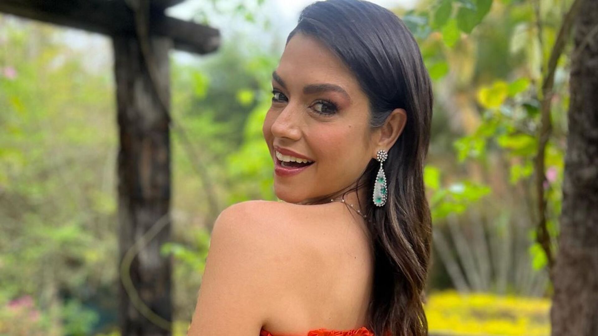 De vestido recortado, Thais Fersoza escandaliza com tanta beleza: ”Muito linda”