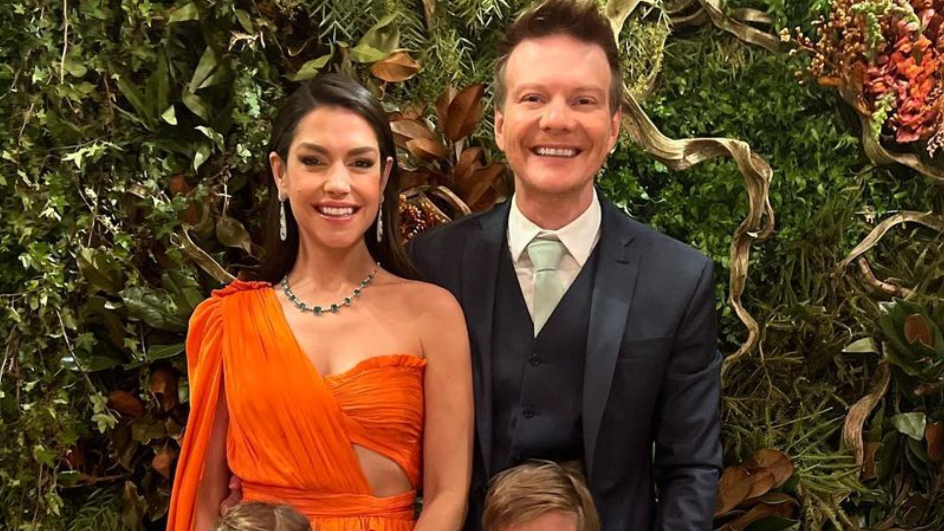 Thais Fersoza posta fotos em família no casamento do irmão de Michel Teló: ”Dia mágico!”