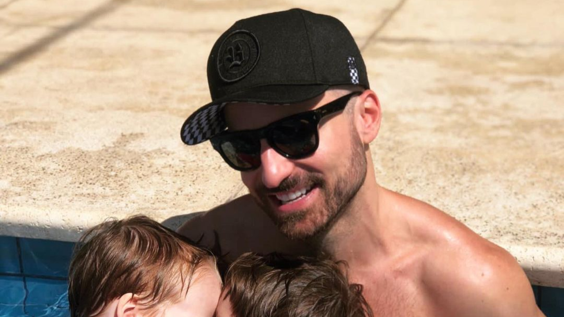 Thales Bretas se diverte na piscina com os filhos, Gael e Romeu: ”Amor”