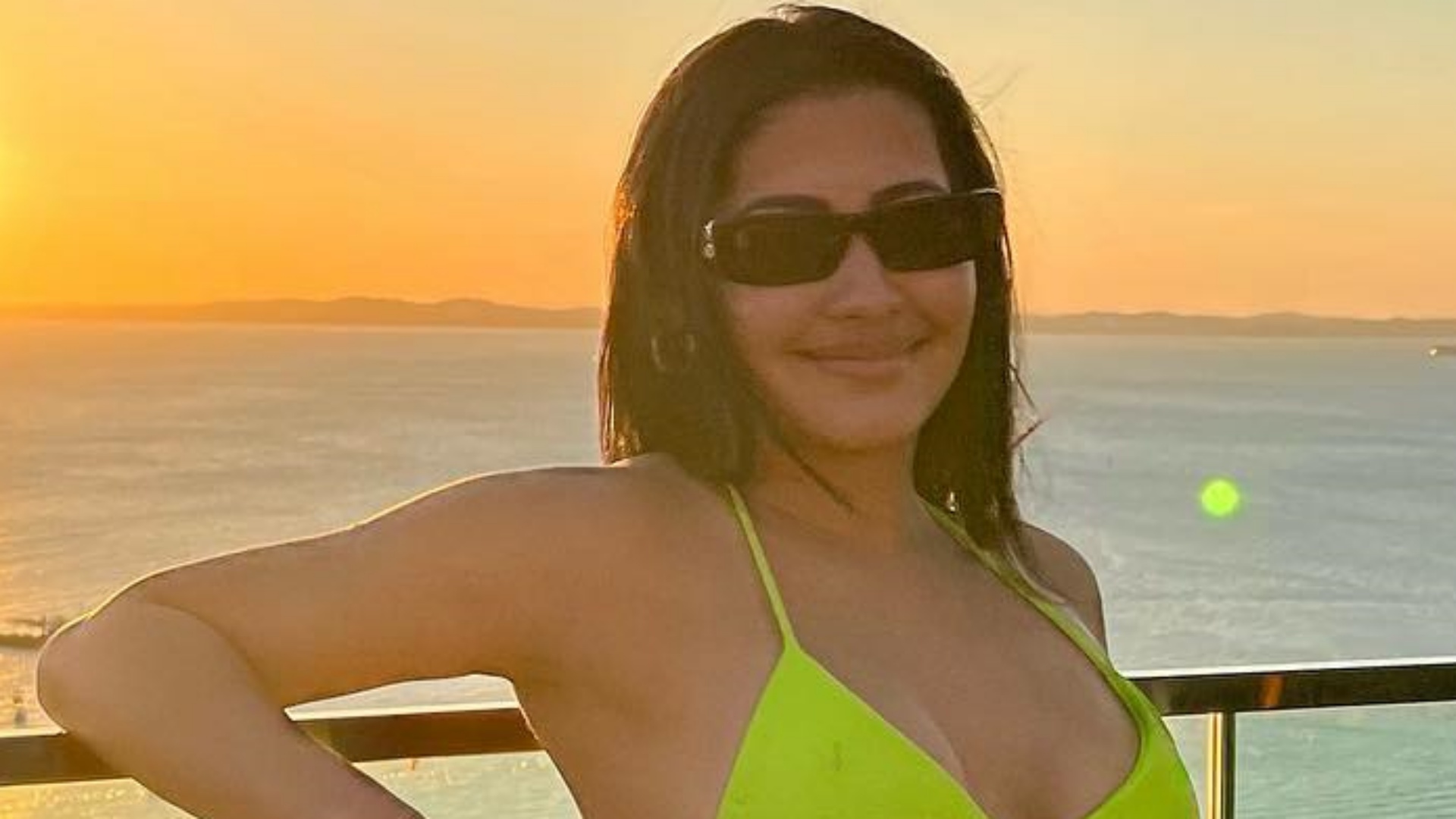 Thaynara OG exibe corpo escultural ao posar de biquíni neon durante viagem