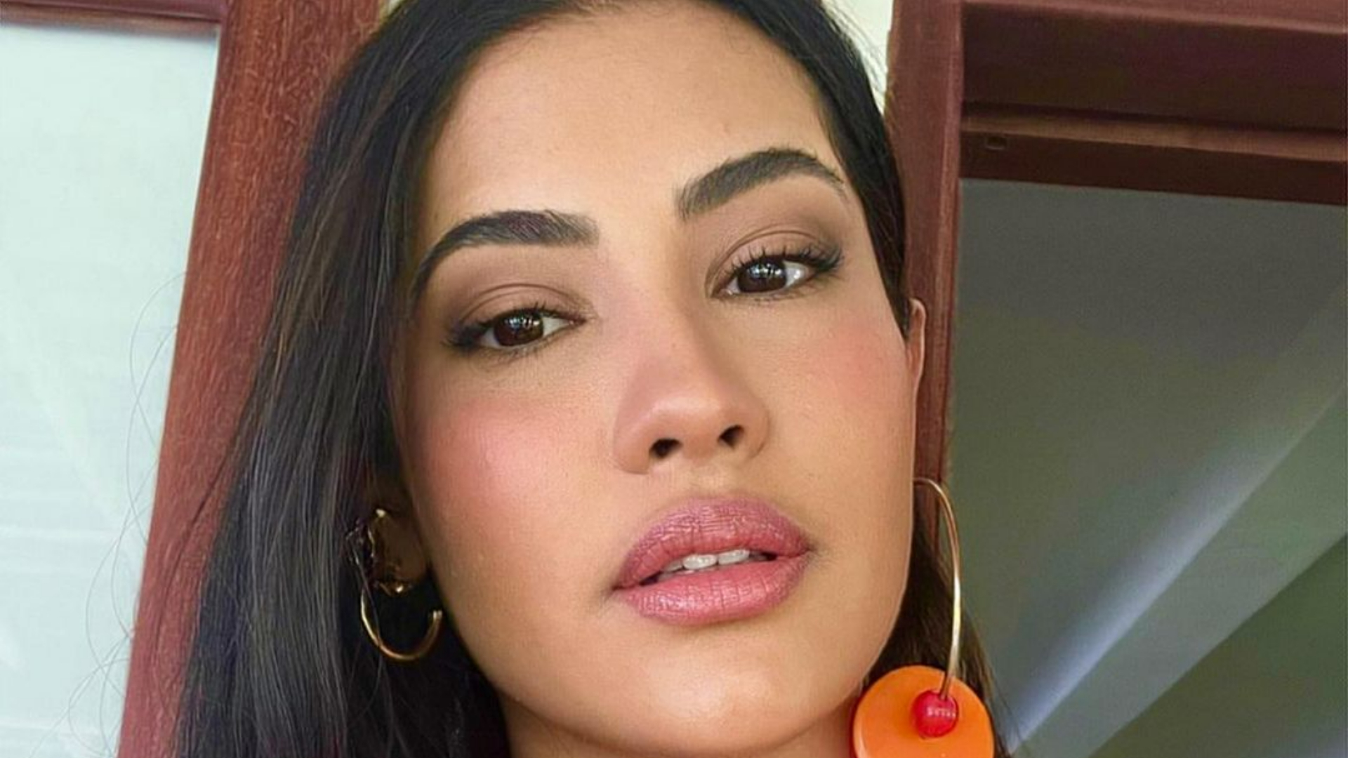 Thaynara OG esbanja beleza natural ao publicar selfie arrasadora: ”Maravilhosa!”