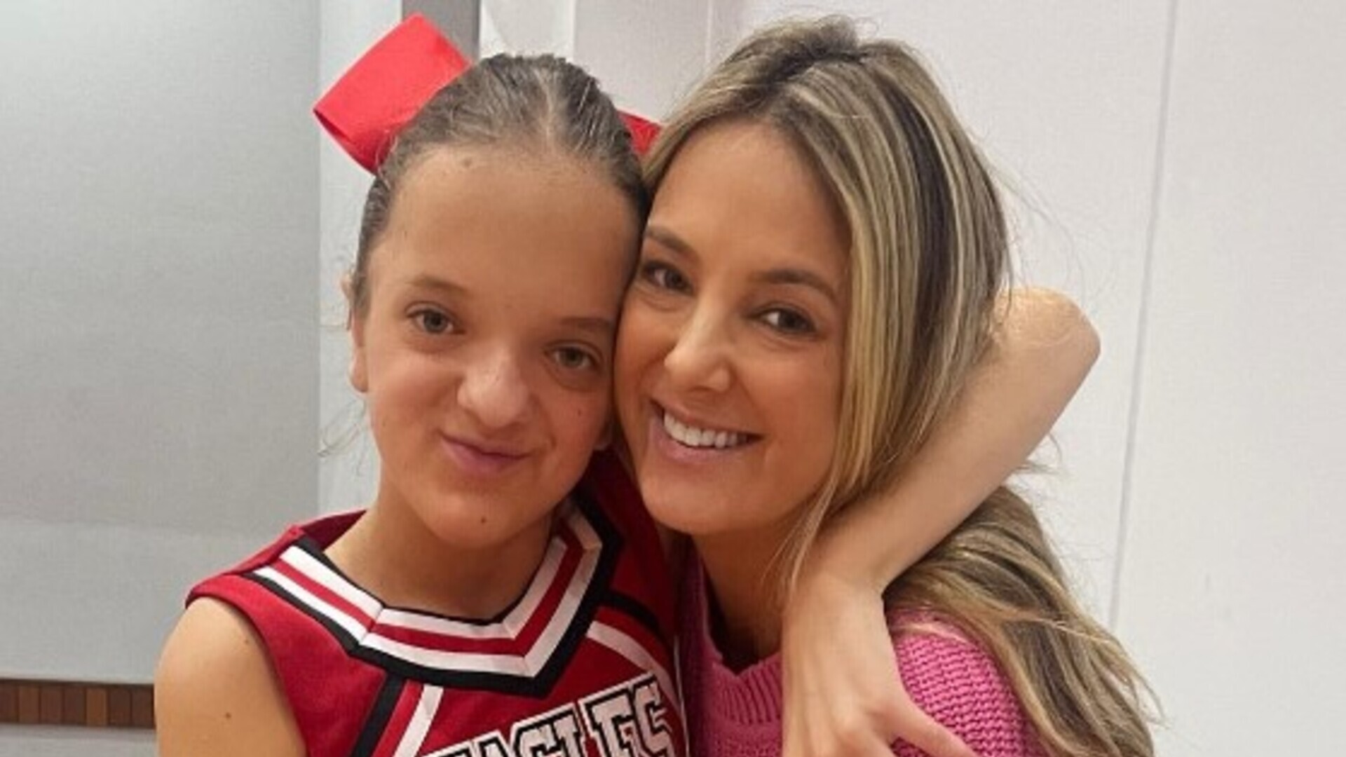 Ticiane Pinheiro prestigia a filha Rafa em apresentação de cheerleader