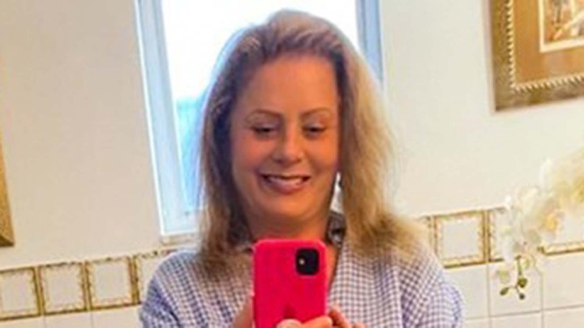 Aos 70 anos, Vera Fischer exibe a barriguinha sarada em nova selfie