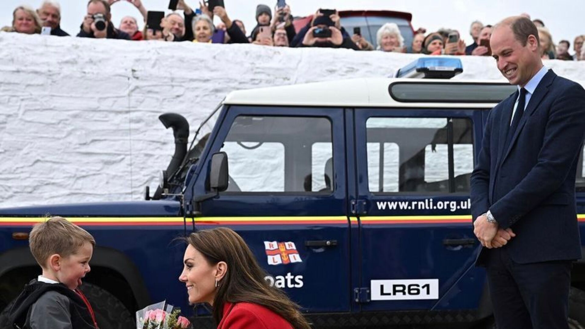 William e Kate Middleton fazem primeira viagem oficial como Príncipe e Princesa de Gales