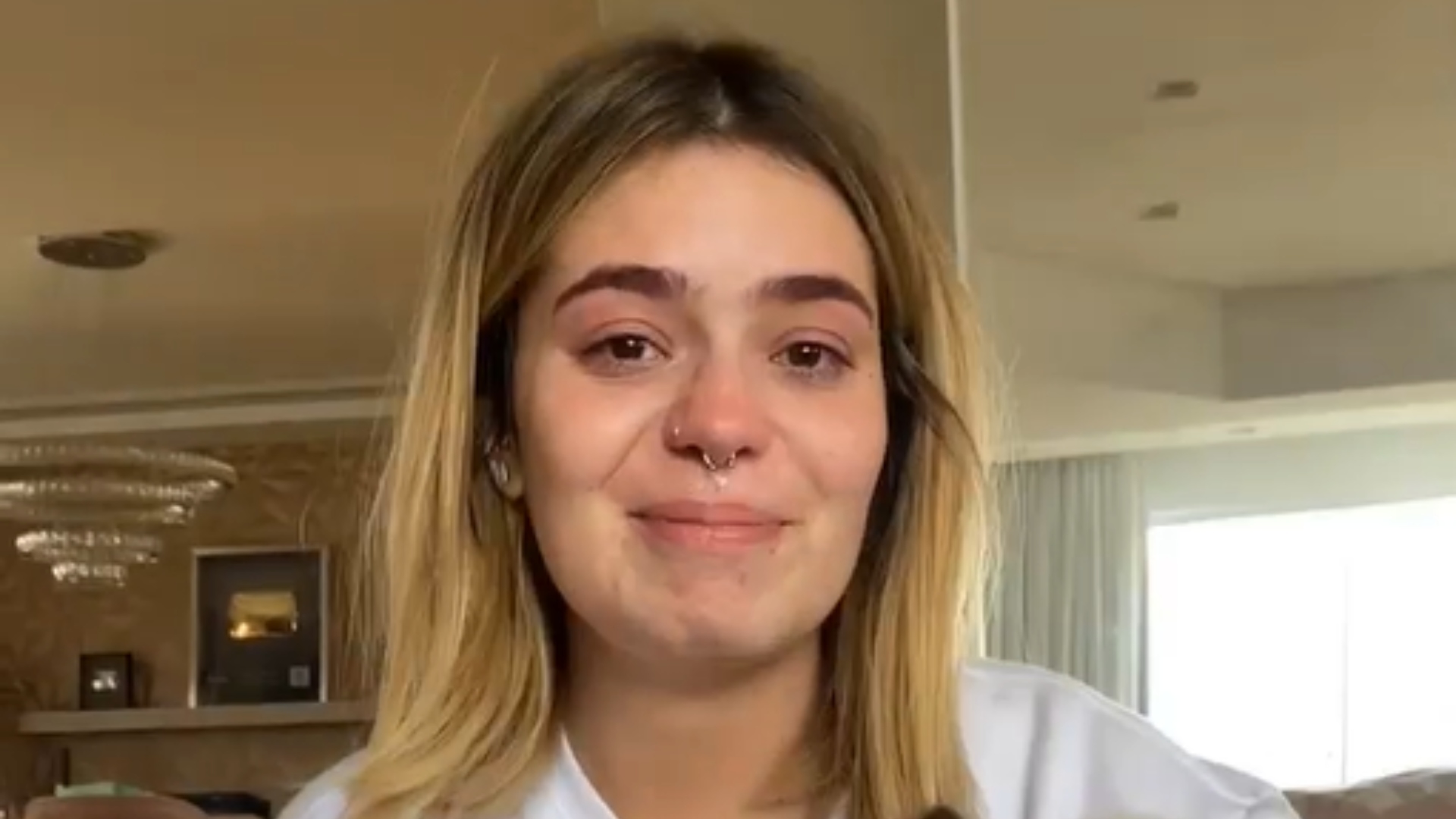 Eliezer flagra Viih Tube chorando após anúncio de gravidez