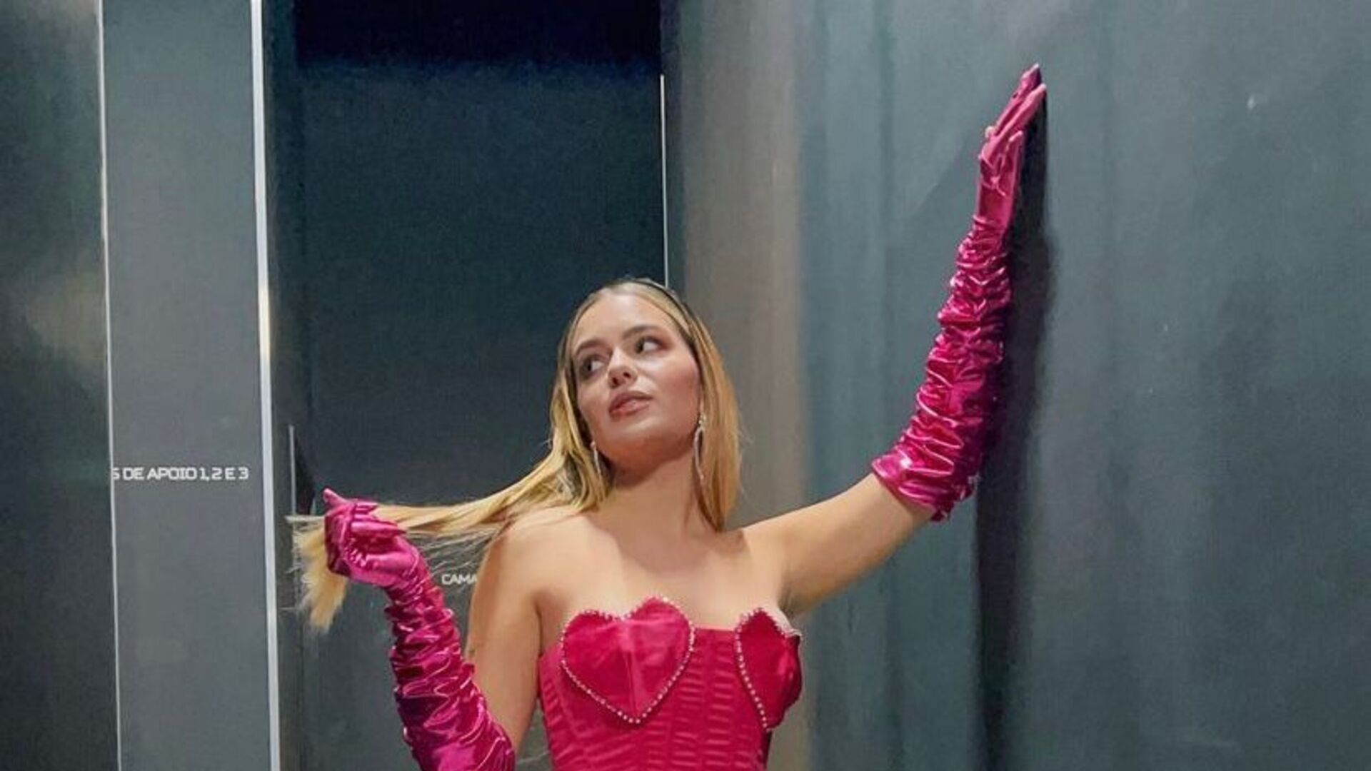 Viih Tube ultrapassa os limites da beleza com look rosa