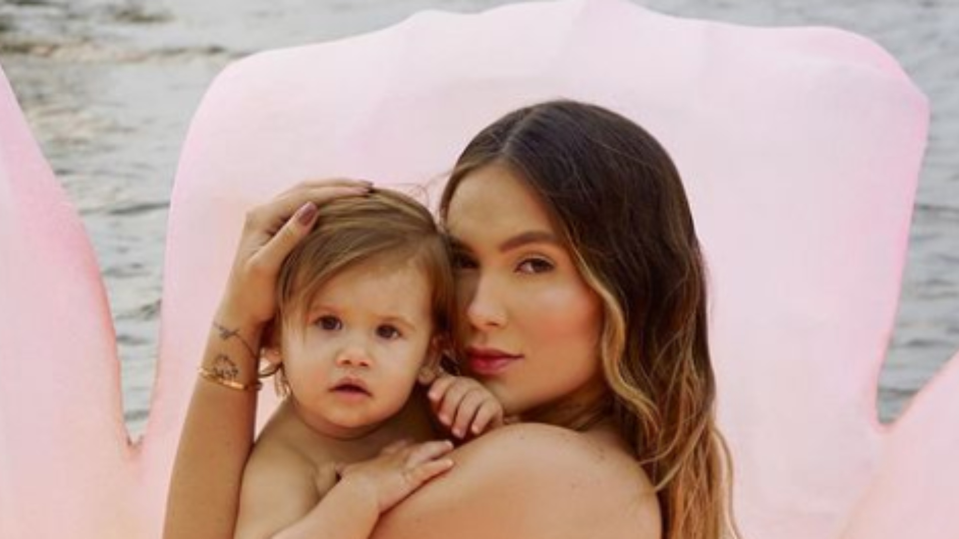 Grávida, Virginia Fonseca dispensa parte da roupa em foto com a filha mais velha