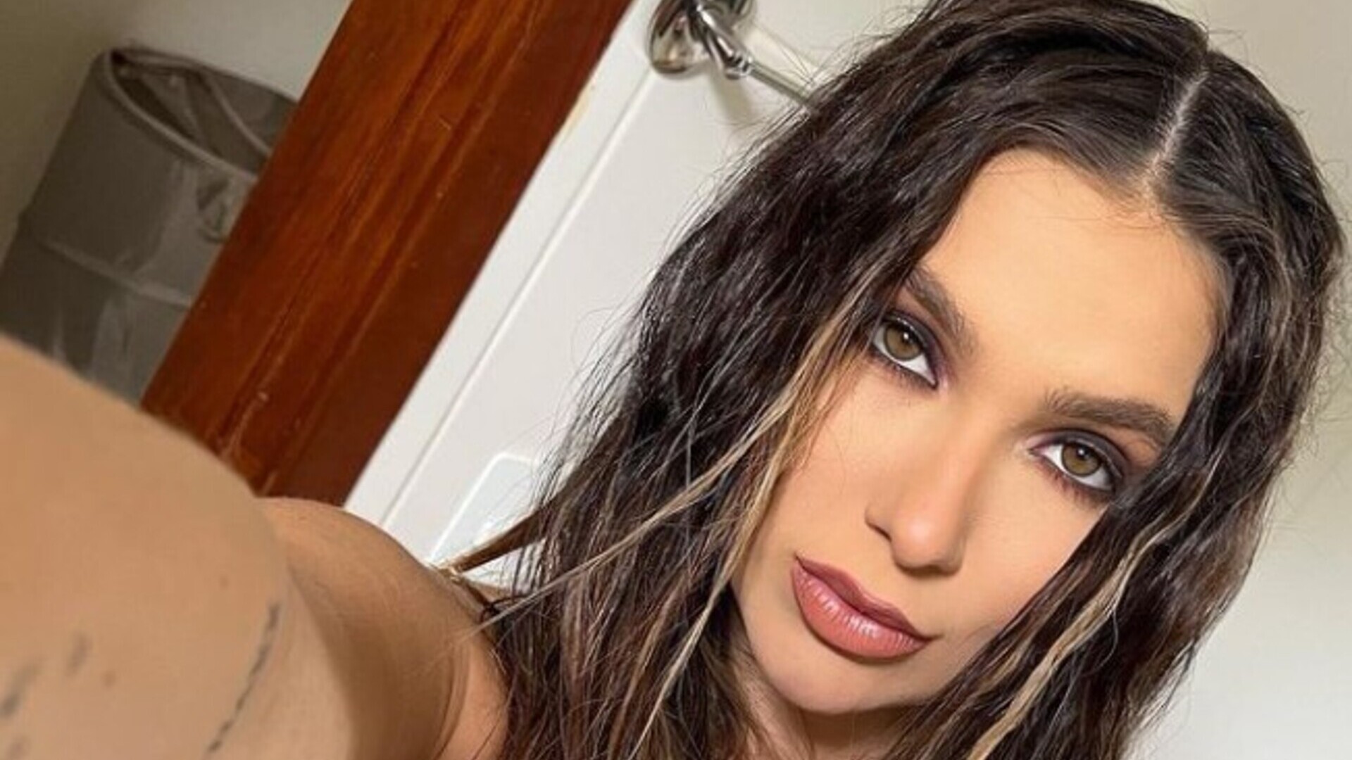 Virginia Fonseca esbanja beleza ao publicar selfie nos bastidores de ensaio fotográfico