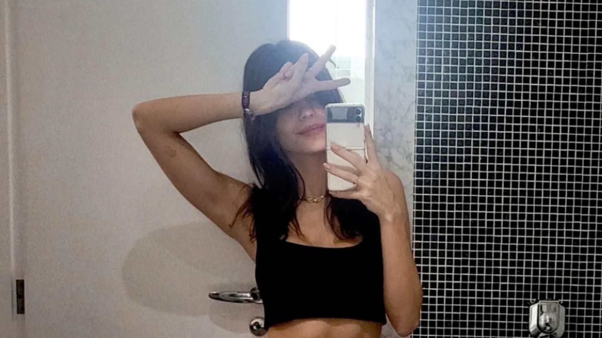 Vitória Strada posa de top e exibe barriguinha sarada em foto: “Gata”