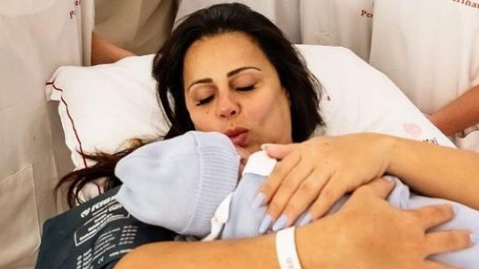 Viviane Araújo aparece amamentando seu filho recém-nascido Joaquim: “Meus dias assim”