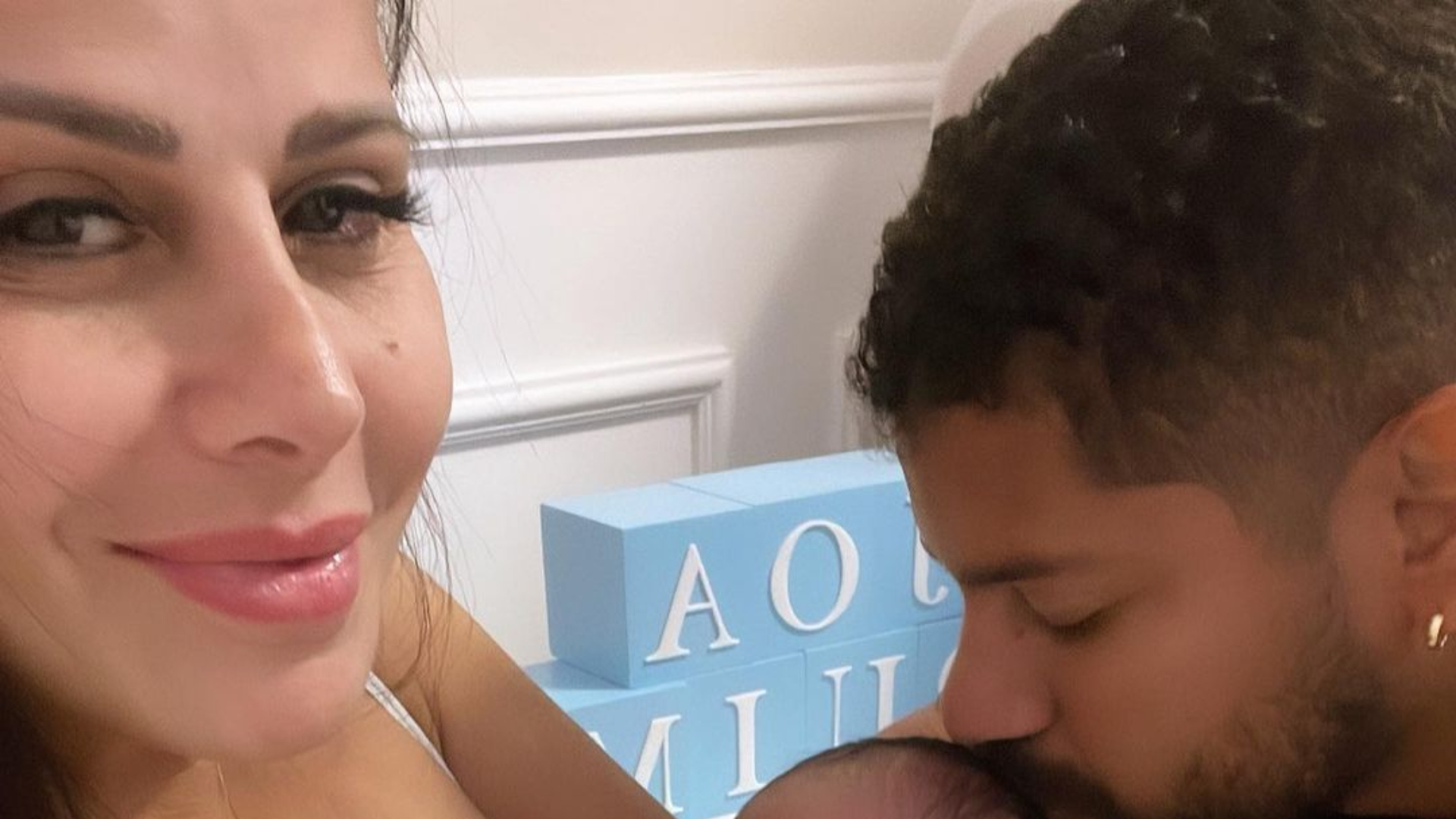 Viviane Araujo emociona ao postar foto com o marido e o filho: ”Amor maior do mundo”