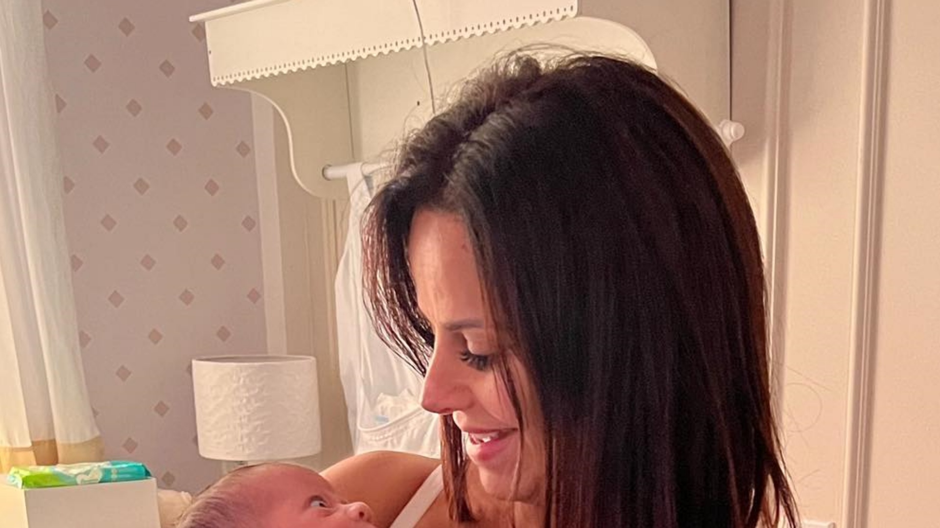 Viviane Araújo encanta ao mostrar o filho “hipnotizado na beleza da mãe”