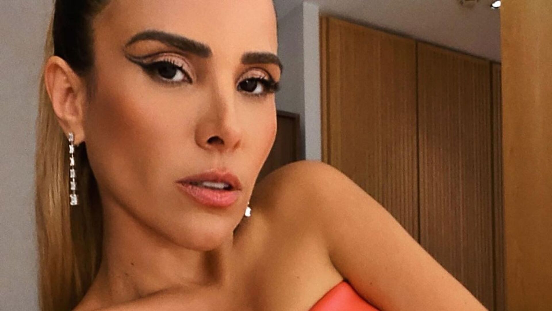 De vestido micro sem alça, Wanessa Camargo rouba a cena e choca: ”Auge da beleza”