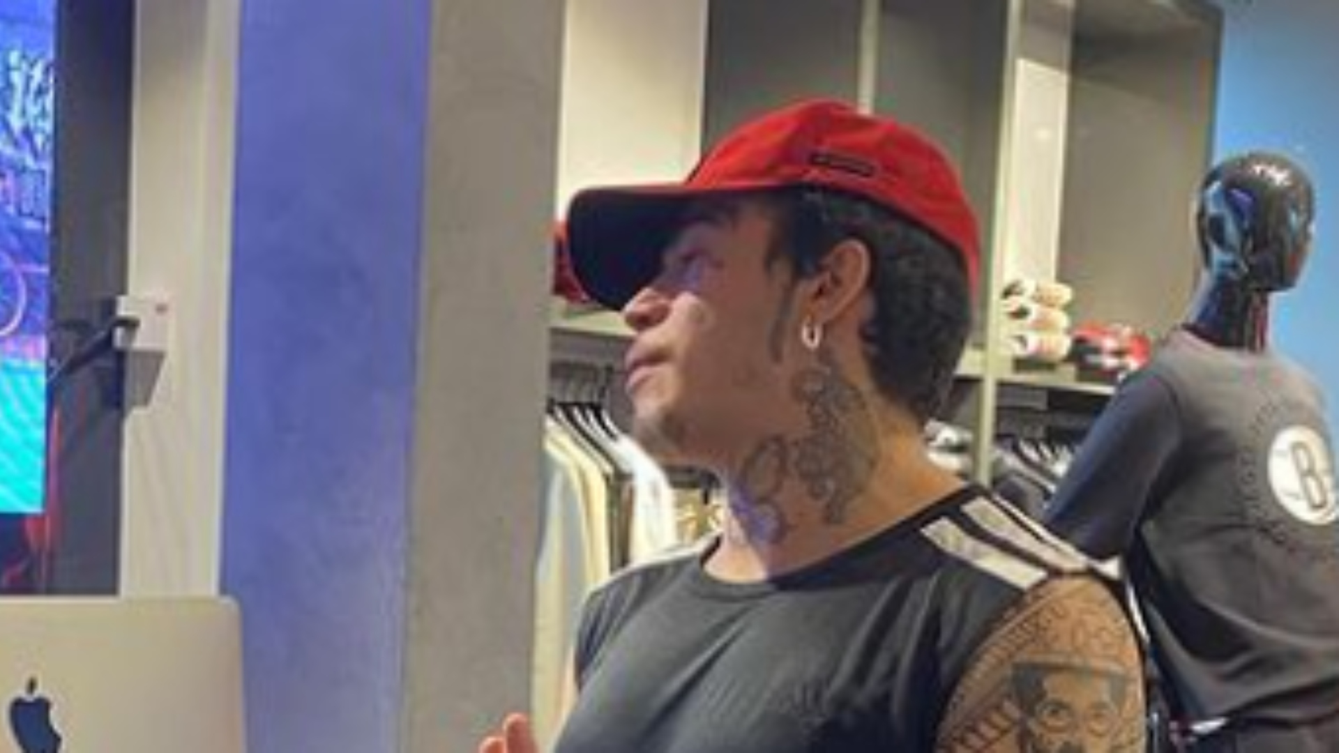 Whindersson Nunes gasta R$60 mil em tênis para distribuir em show