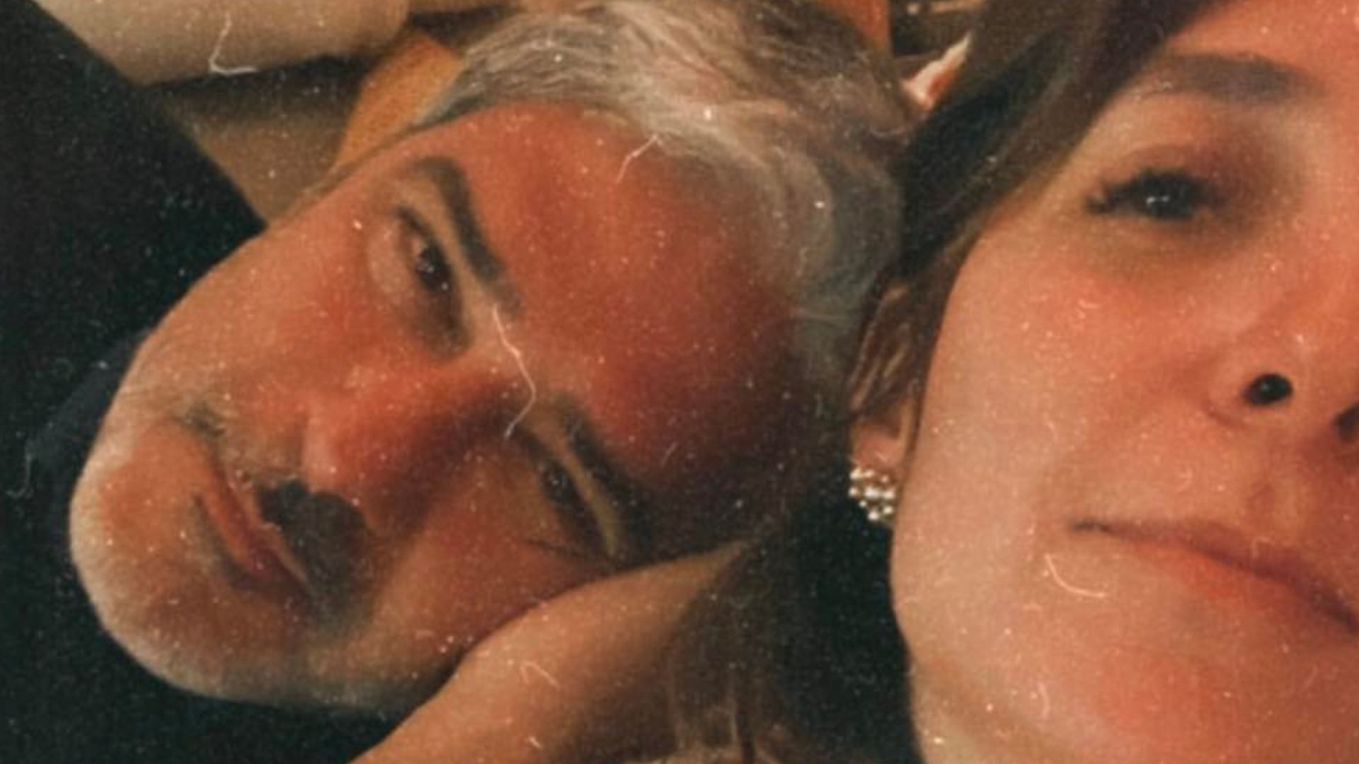 William Bonner surge agarradinho com a esposa, Natasha Dantas, em noite romântica