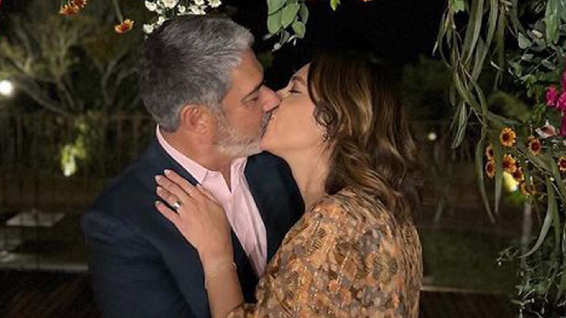 William Bonner surge em clima de romance com a esposa, Natasha Dantas