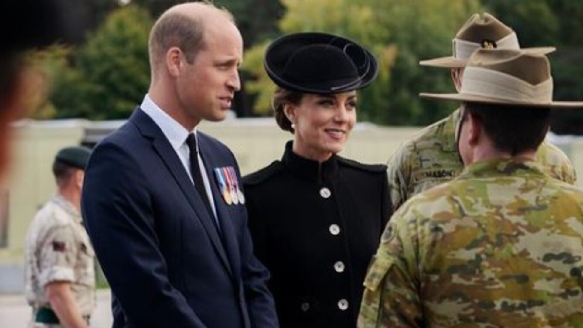 Príncipe William e Kate Middleton se encontram com militares que estão no funeral da Rainha Elizabeth II