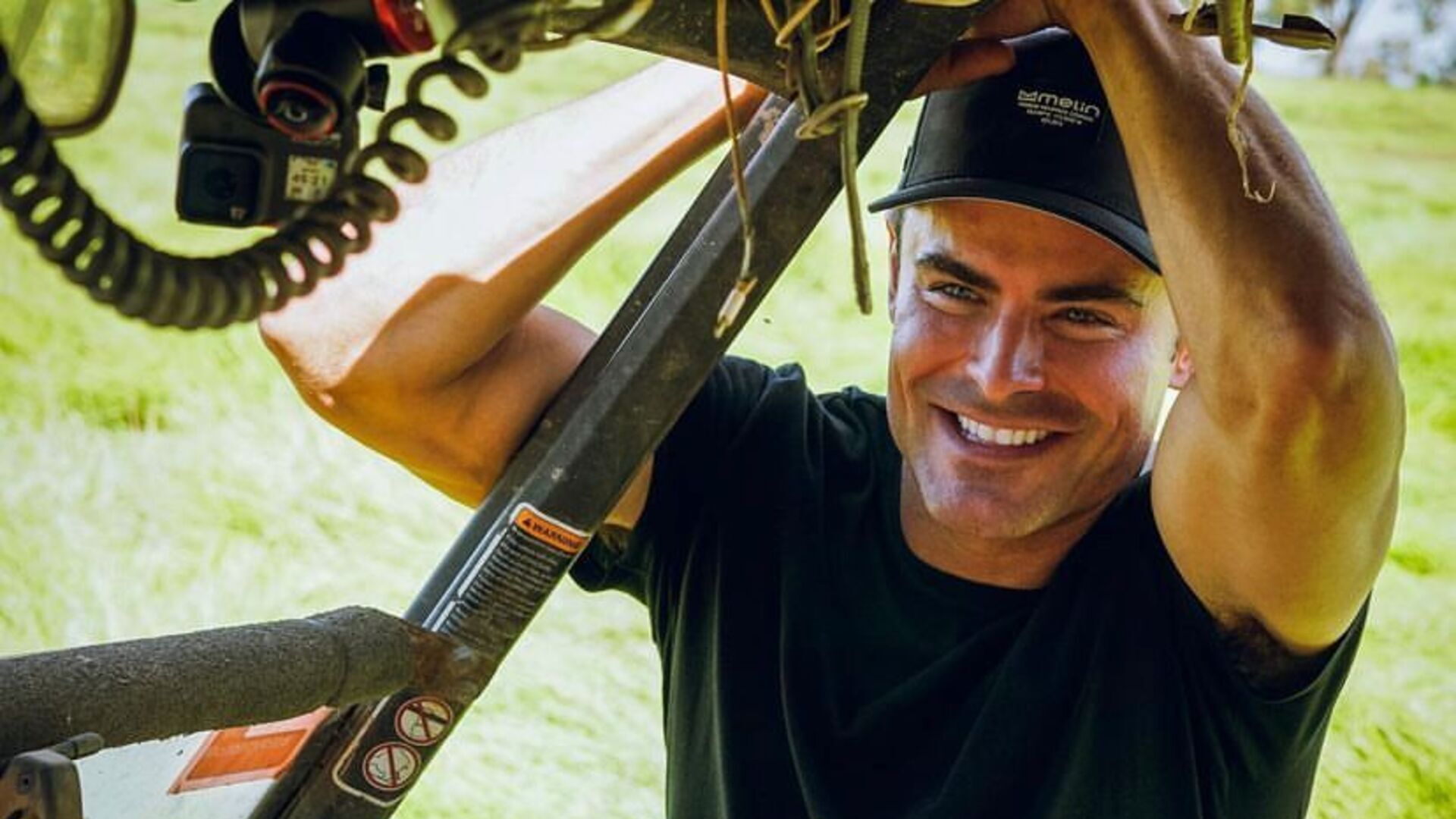 Zac Efron nega ter feito procedimentos estéticos e diz que mudança no rosto foi resultado de acidente