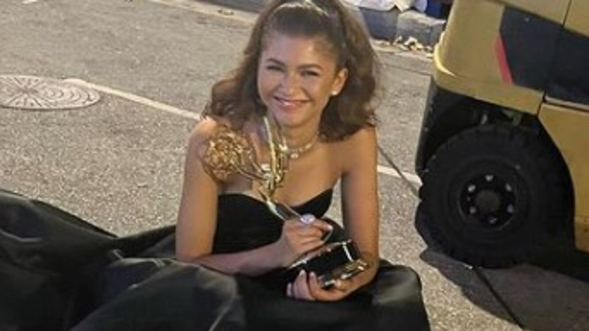 Zendaya publica fotos comemorando seu segundo prêmio Emmy: “Absolutamente radiante”