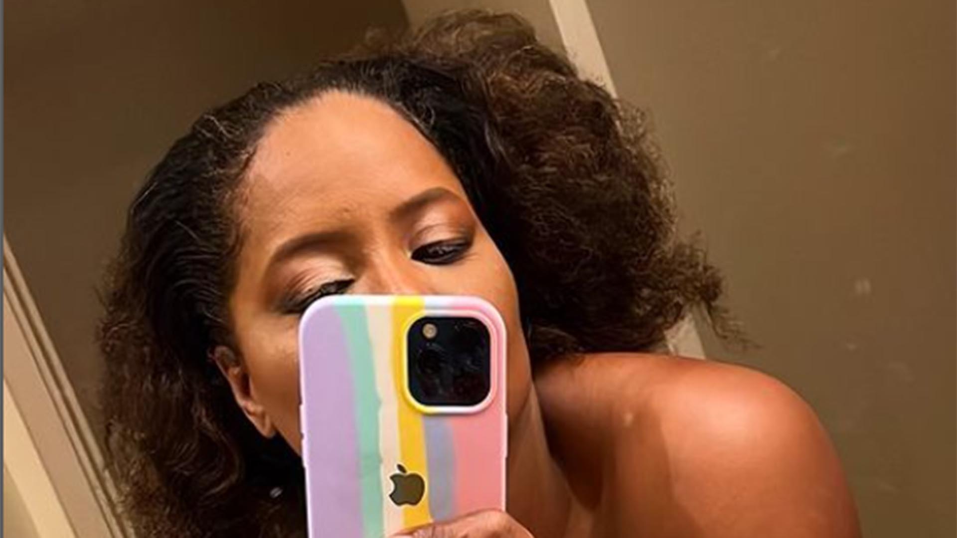 Adriana Bombom surge sem roupa em foto ousada no espelho