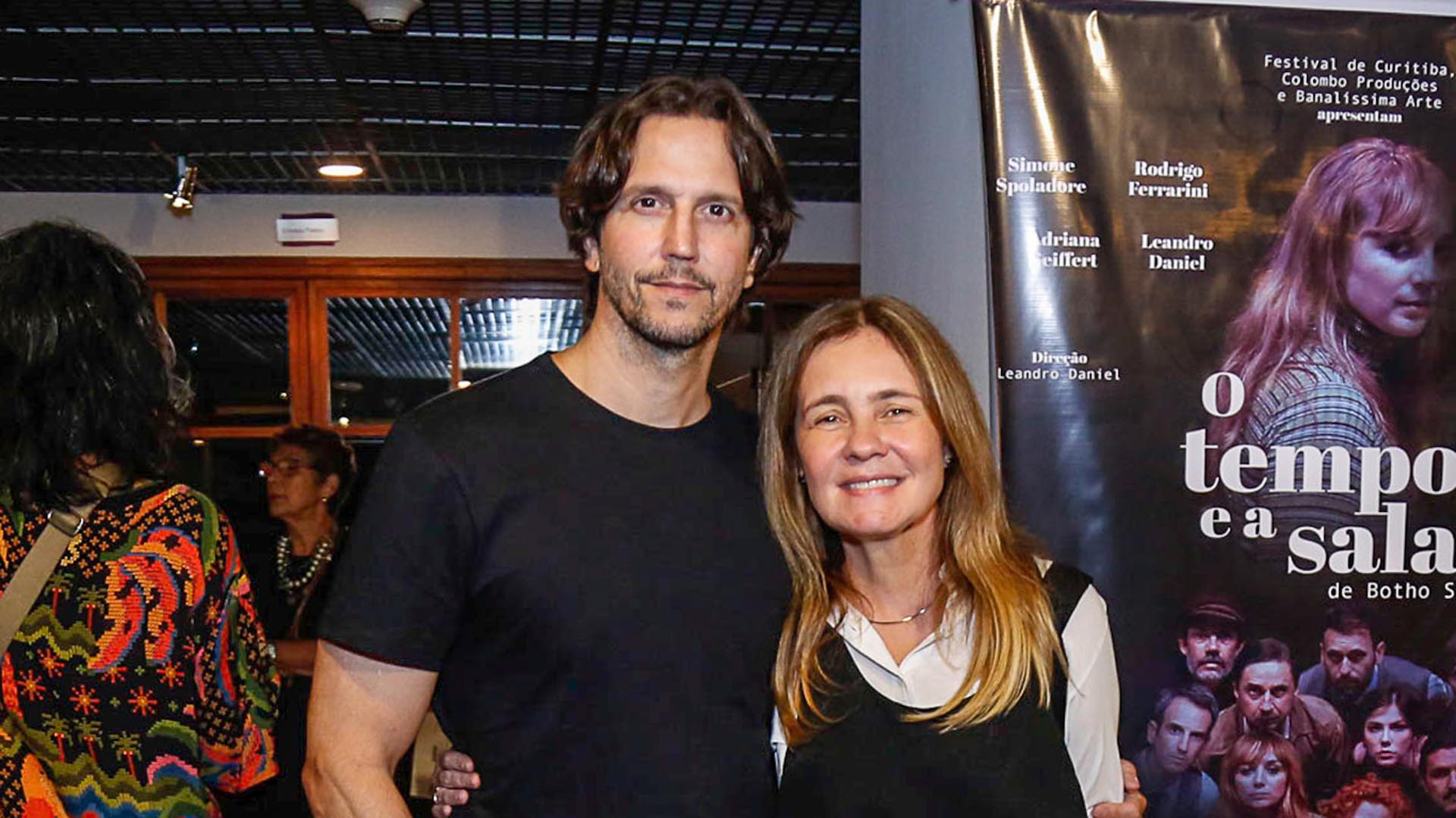 Adriana Esteves curte noitada com o marido, Vladimir Brichta, no Rio de Janeiro