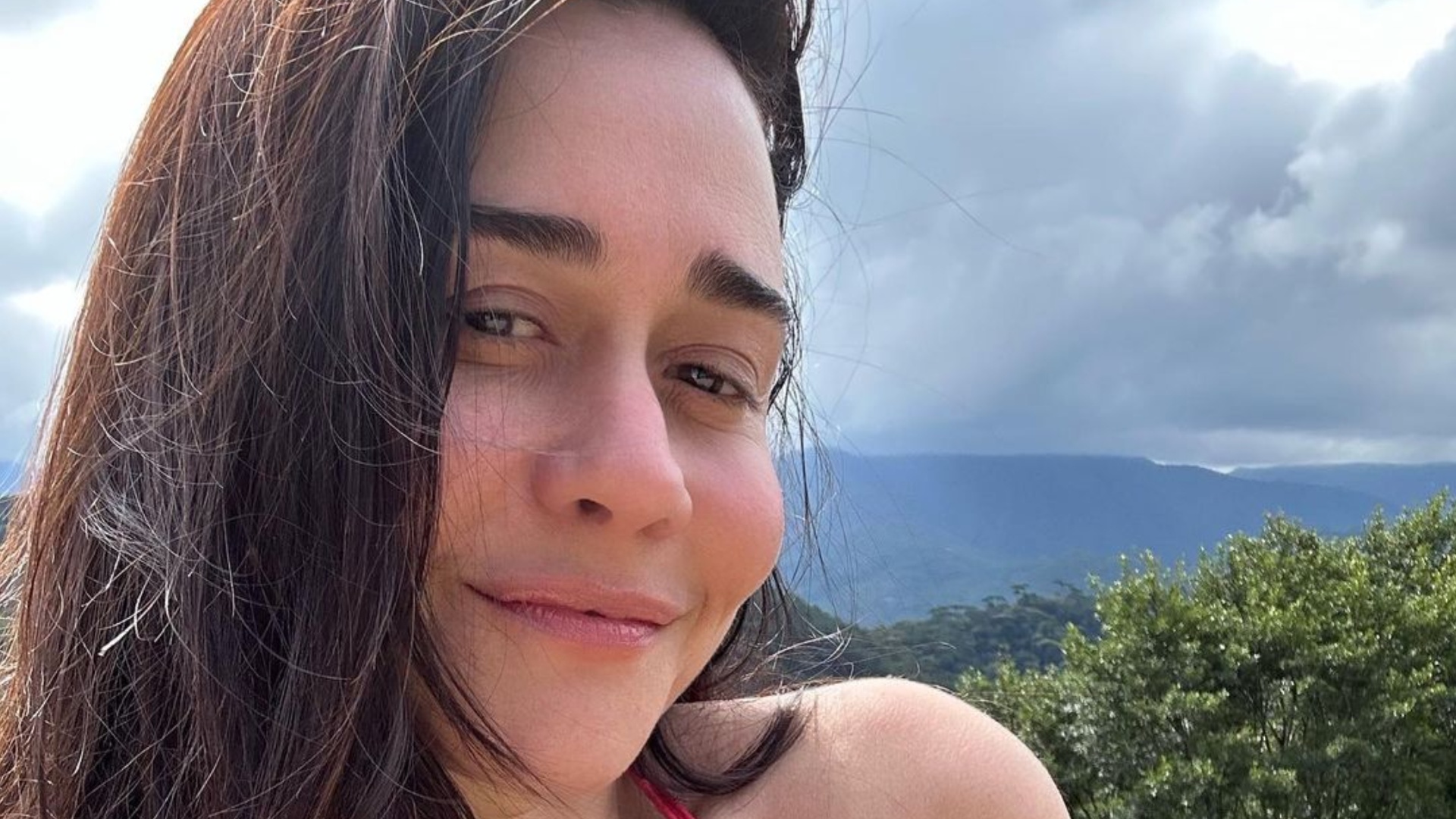 De biquíni vermelho, Alessandra Negrini esbanja corpaço natural: ”Melhor”