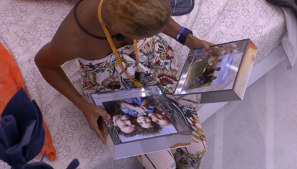 BBB23: Aline Wirley se emociona com foto da família