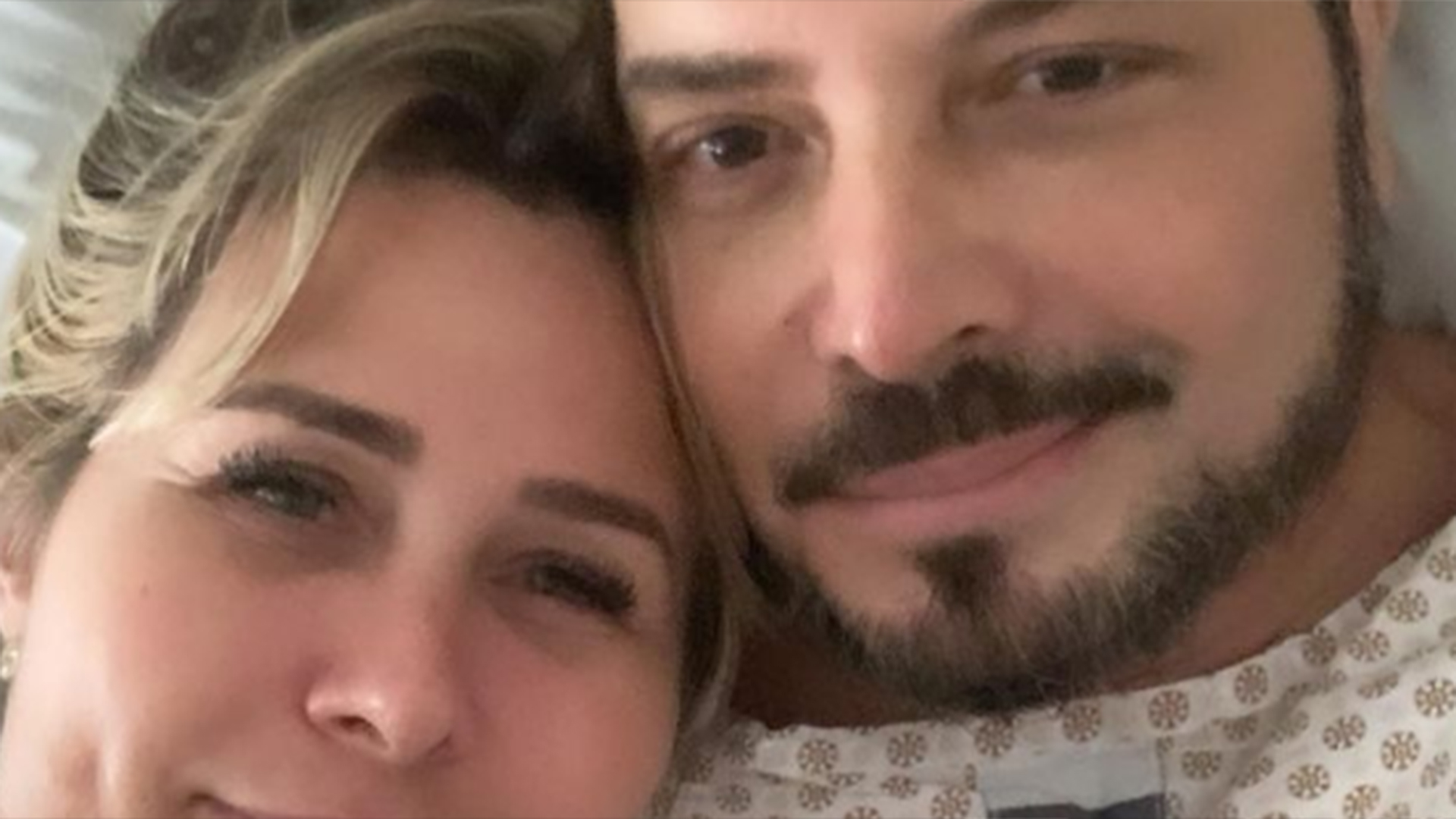 Conrado aparece em foto com a esposa após retirar tumor maligno
