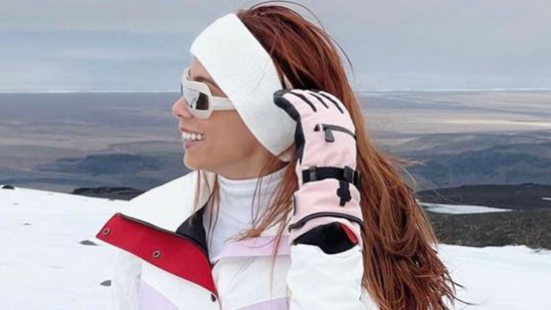 Anitta compartilha mais fotos de suas férias na Islândia