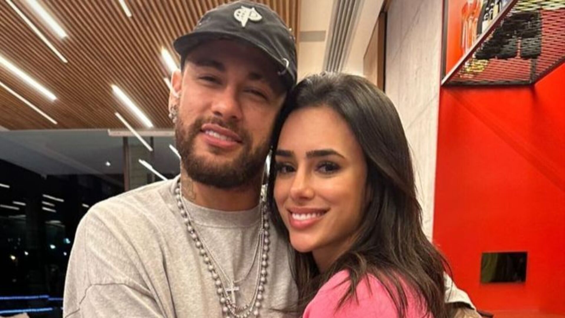 Bruna Biancardi celebra seu aniversário da mansão de Neymar e recebe declaração do namorado