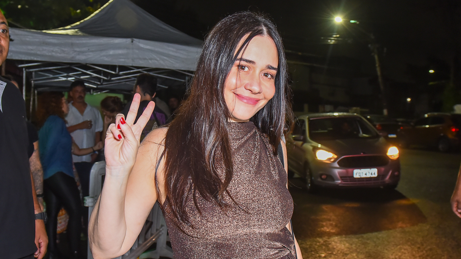 Alessandra Negrini exibe corpaço ao surgir com look justo em evento