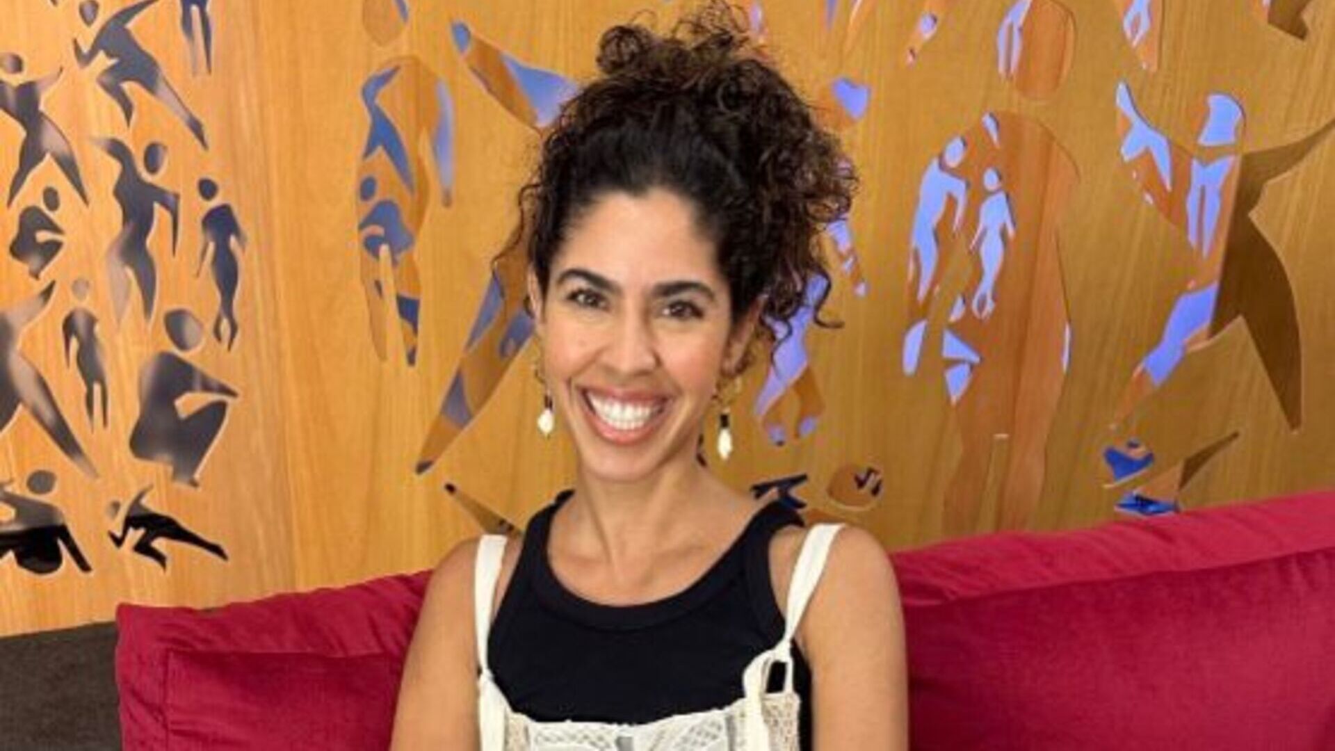 Bela Gil surpreende com flexibilidade ao fazer posição de yoga nos bastidores do “Saia Justa”