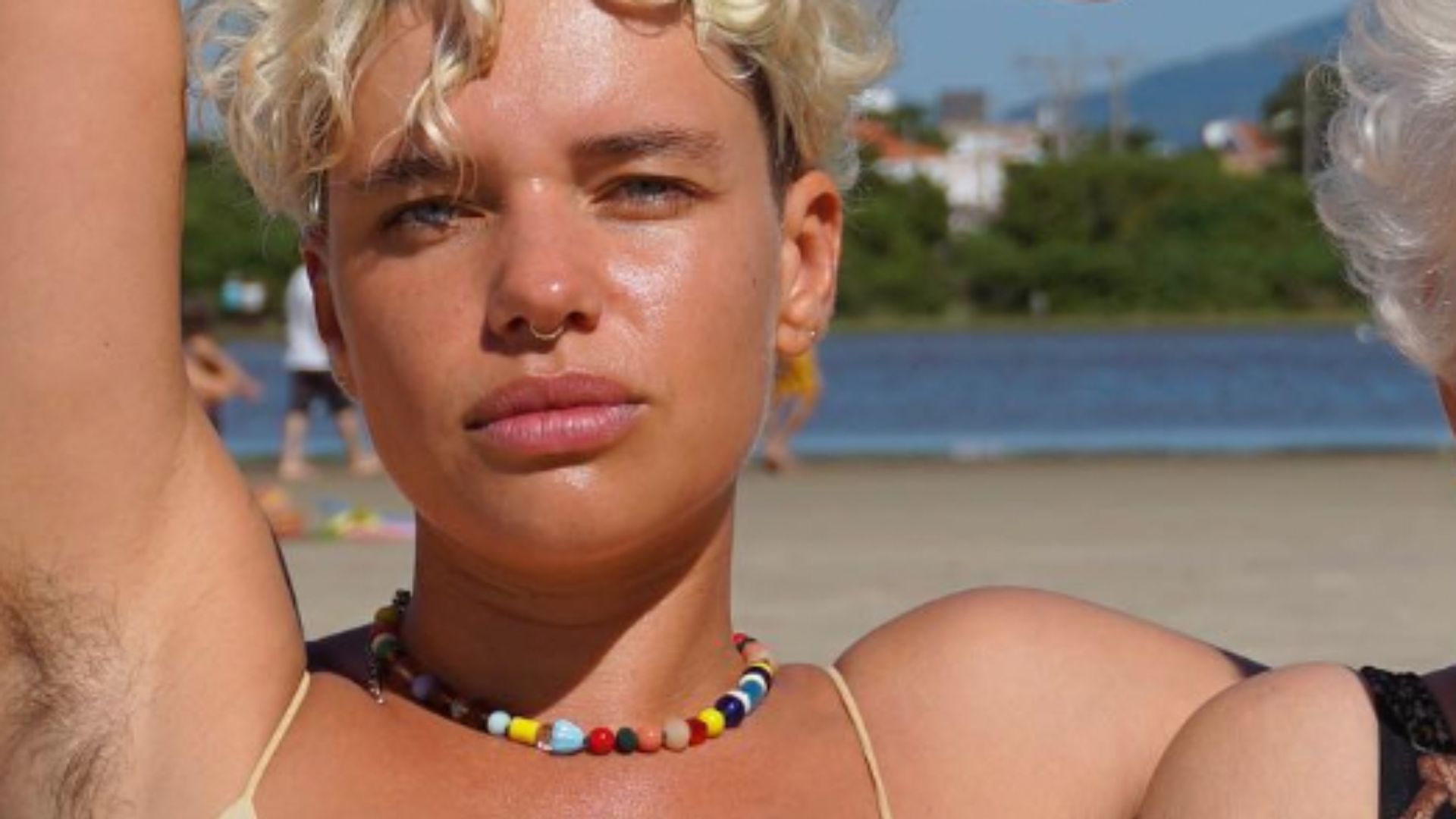 De biquíni, Bruna Linzmeyer exibe corpo natural com pelos: “Ainda mais linda”