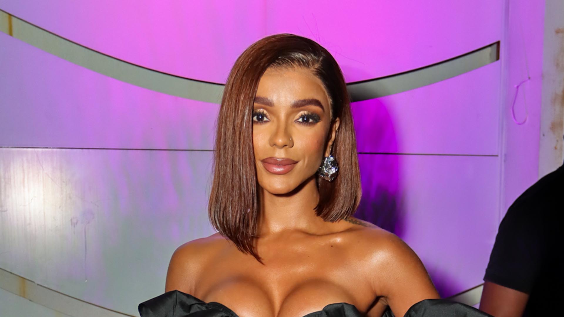 Brunna Gonçalves usa look com decote estourando no aniversário de Ludmilla