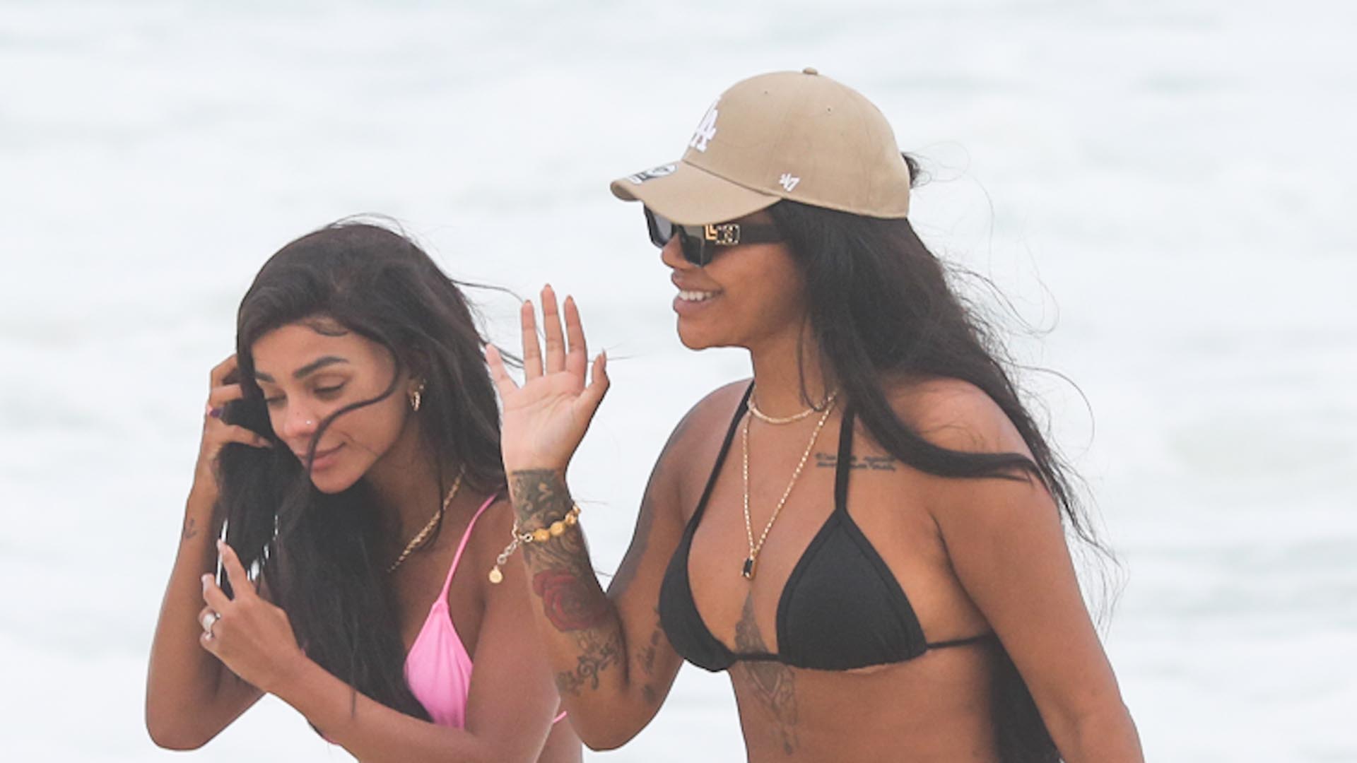 Ludmilla curte dia na praia com a esposa, Brunna Gonçalves, e exibe corpão sarado