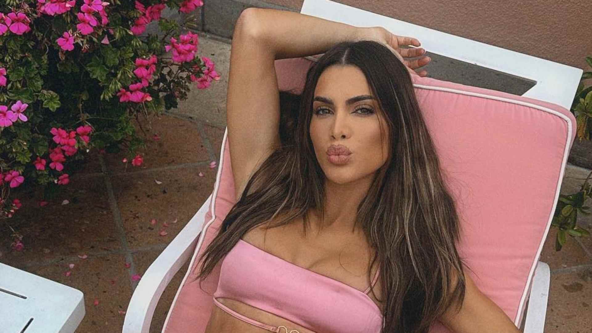 Camila Coelho ostenta barriga sarada ao curtir dia à beira da piscina: “Perfeita”