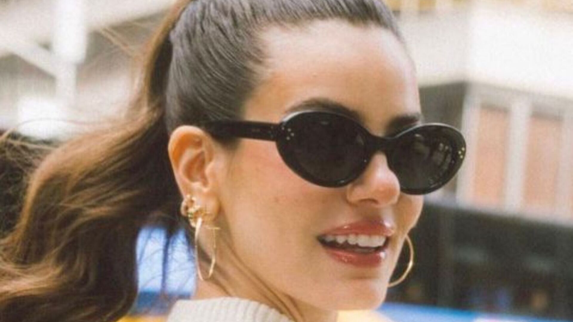 Camila Queiroz surge deslumbrante com look estiloso em Nova York